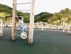 フィットネス広場で一輪車を練習する娘