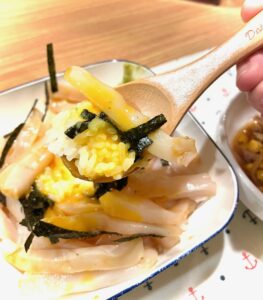 卵黄と混ぜたたこうどん丼の様子